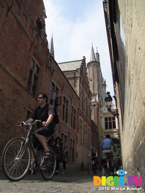 SX15576 Pushbikes and pedestrians in alley in Brugge